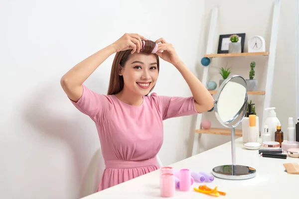 Tête Épaules Portrait Belle Femme Asiatique Portant Des Bigoudis Cheveux — Photo