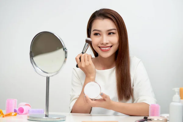 Mujer Belleza Aplicando Maquillaje Hermosa Chica Mirándose Espejo Aplicando Cosméticos —  Fotos de Stock