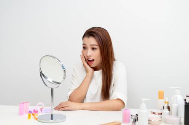 Esmer kadın aynanın yüzüne bakarak portresi