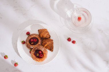 Ahududu, hamur işleri ile şeker şeker dolu. seçici odak.