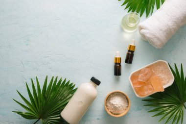 Mavi ahşap arka plan üzerinde Spa seti ile güzellik oncept