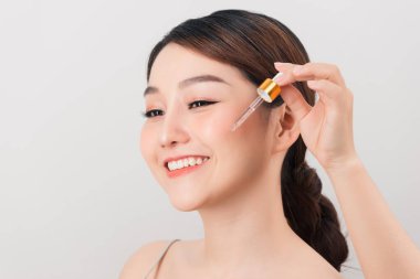 Sağlıklı cilt ile güzel bir genç güzel Asya kadın fotoğraf kozmetik ile cilt bakımı.