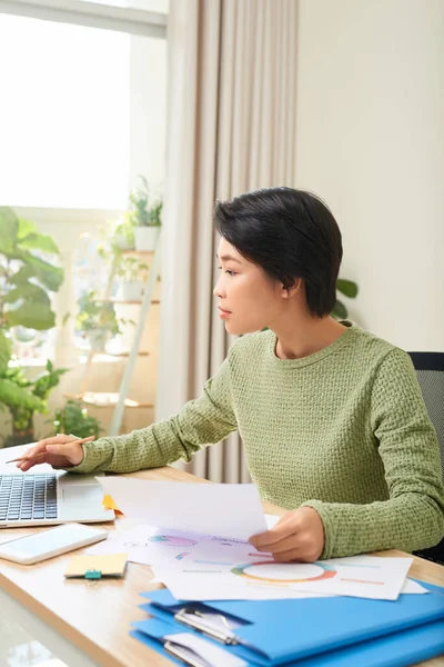 Mujer Asiática Concentrada Sentarse Mesa Trabajo Ordenador Portátil Haciendo Notas — Foto de Stock