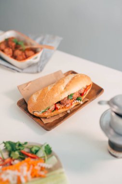Banh Mi Xiu Mai, Vietnam 'da domates soslu popüler bir domuz etli sandviç.