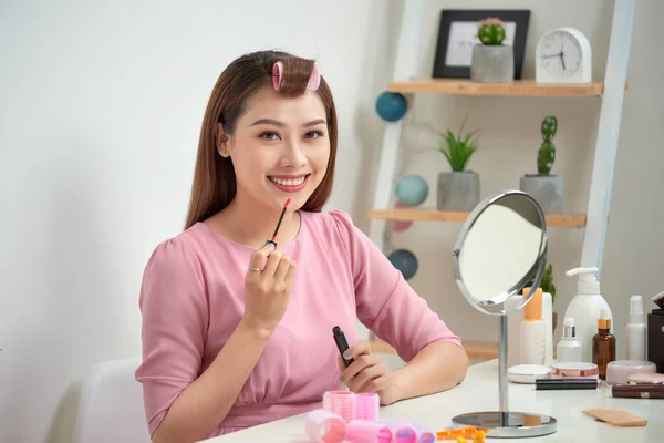 Sérieux Attrayant Application Brillant Lèvres Tenant Miroir Dans Salon Lumineux — Photo