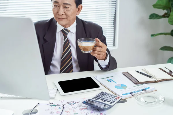 Старший Азиатский Бизнесмен Работающий Офисе Стол Деловые Люди Концепция Офисного — стоковое фото