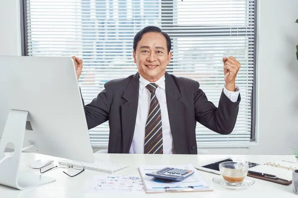 Hombre Negocios Feliz Con Ordenador Portátil Celebrando Victoria Oficina — Foto de Stock