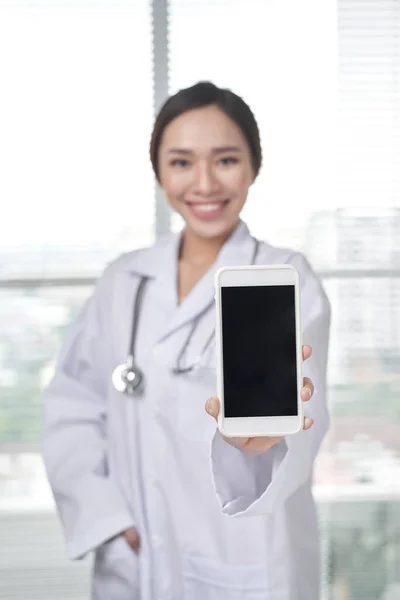 Médico Femenino Muestra Pantalla Blanco Del Teléfono Inteligente —  Fotos de Stock