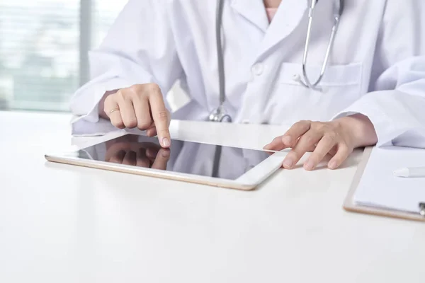 Médecin Utilisant Tablette Dans Bureau — Photo