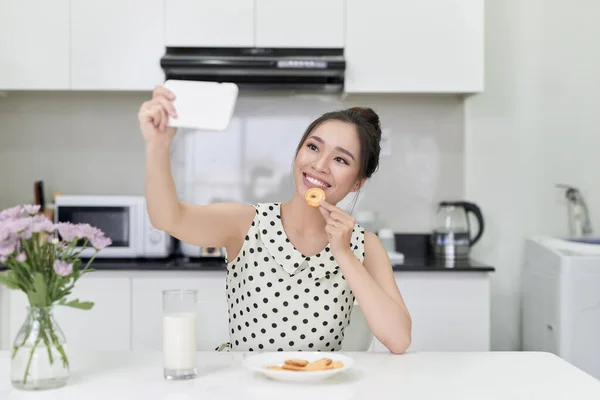 Chica Joven Cocina Con Teléfono Desayuno Con Leche Galletas Hace — Foto de Stock