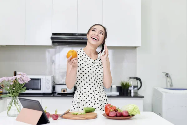 Mujer Joven Está Cortando Verduras Cocina Hablando Por Teléfono — Foto de Stock