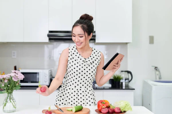 Mujer Que Usa Tableta Mientras Hace Una Ensalada Saludable Cocina — Foto de Stock