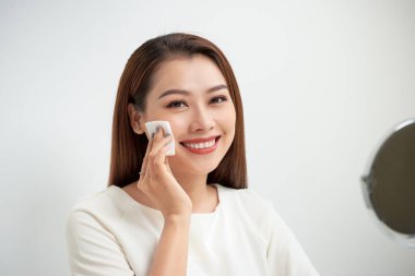 güzel kız makyaj ile pamuk yastık yüzü temizler