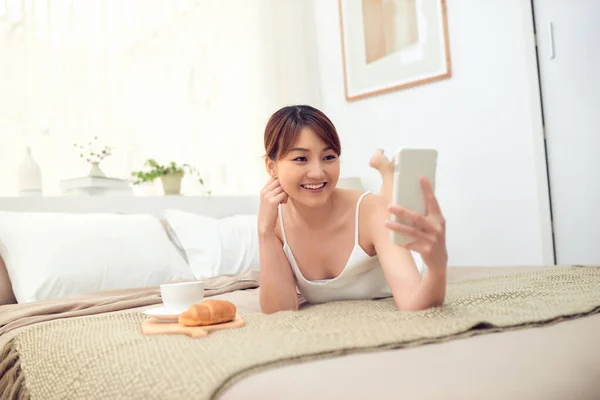 Young Asian Woman Lying Bed Using Mobile Phone Selfie Her — Stock Photo, Image