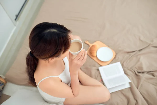 Vista Superior Mujer Relajarse Cama Con Beber Café Libro Lectura — Foto de Stock