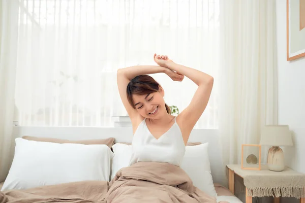 Glad Asiatisk Flicka Vaknar Sträcker Armarna Sitter Sängen Morgonen — Stockfoto