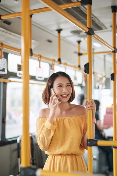 Asiática Chica Usando Teléfono Público Autobús —  Fotos de Stock