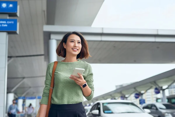 Mujer Asiática Está Revisando Teléfono Inteligente Mientras Espera Aeropuerto Asia —  Fotos de Stock