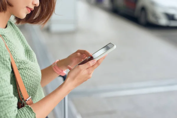 Junge Asiatin Steht Mit Koffer Und Schaut Auf Handy Während — Stockfoto