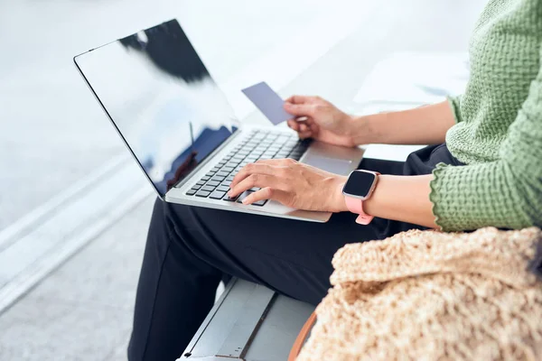 Young Asian Girls Holding Credit Card Using Laptop Computer Shopping — Stock Photo, Image