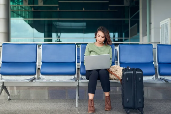 Νέοι Επαγγελματίες Κομψή Γυναίκα Στο Τερματικό Διεθνές Αεροδρόμιο Εργάζονται Για — Φωτογραφία Αρχείου