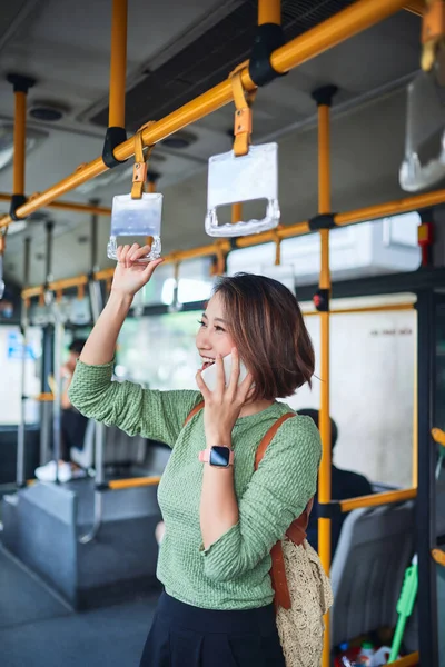 Красивая Девушка Стоящая Городском Автобусе Разговаривающая Мобильному Телефону — стоковое фото