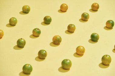 Renkli bir arka planda taze Calamondin ya da turunçgillerden oluşan düz bir desen vardı. Üst Görünüm - Resim