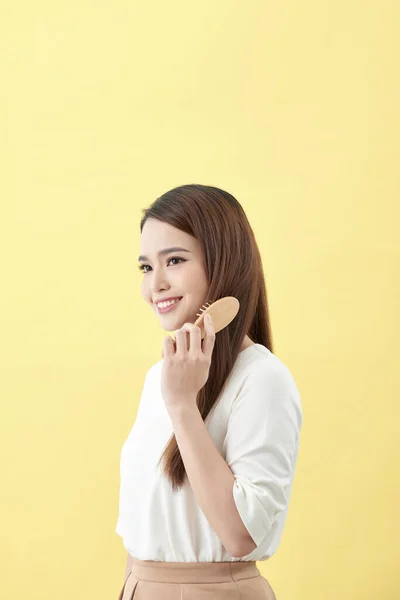 Retrato Bonito Jovem Mulher Amarelo Fundo Pentear Cabelo — Fotografia de Stock