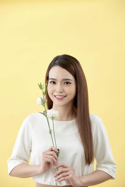 Beauty Portrait Lady 20S Holding White Lisianthus Flowers Yellow Background — Stock Photo, Image