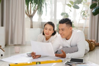 Ev sahipleri fikirleri yenilemekten, apartmanda taşınmayı tartışmaktan bahsediyorlar.