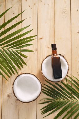 Hindistan cevizi ve Hindistan cevizi yağı ahşap arka plan üzerinde.