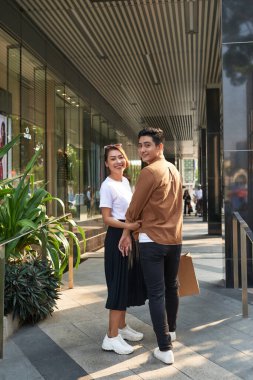 Mutlu Çift Alışveriş Merkezi Konsepti 