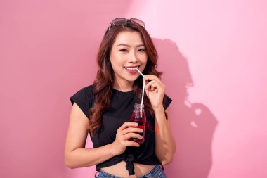 içecekler, insanlar ve yaşam tarzı kavramı - mutlu kadın evde saman cola içme yakın 