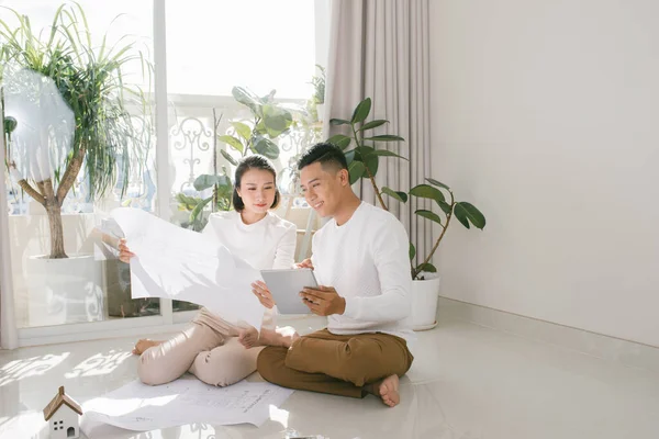 Glückliches Asiatisches Paar Plant Seine Neue Wohnung — Stockfoto