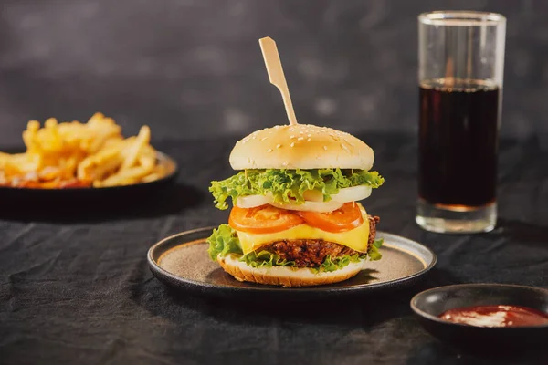 Concepto Poco Saludable Comida Saludable Hamburguesa Salsa Patatas Cola —  Fotos de Stock