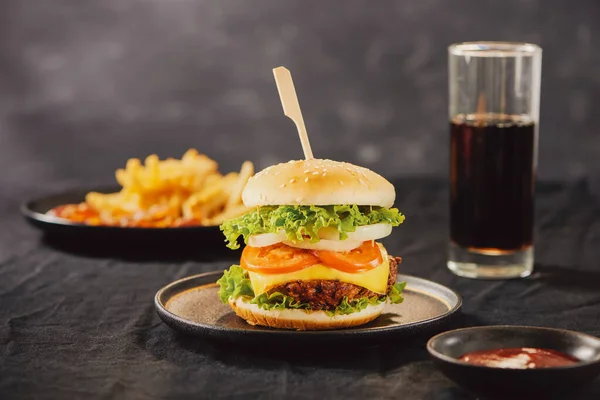 Concepto Poco Saludable Comida Saludable Hamburguesa Salsa Patatas Cola —  Fotos de Stock