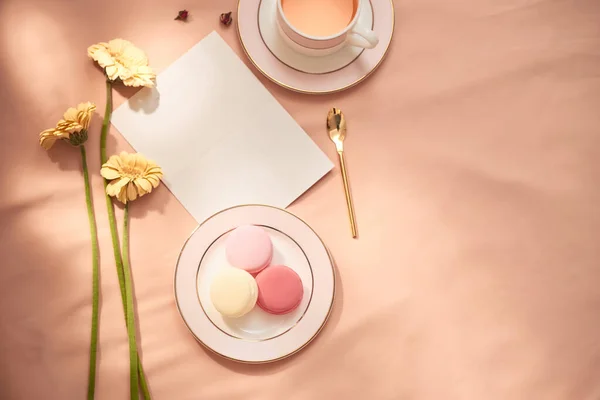 Briefumschlag Blumen Und Macarons Mit Tee — Stockfoto