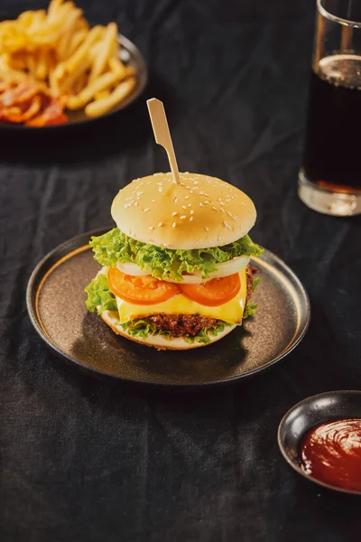 Ohälsosamt Koncept Ohälsosam Mat Burger Sås Potatis Cola — Stockfoto