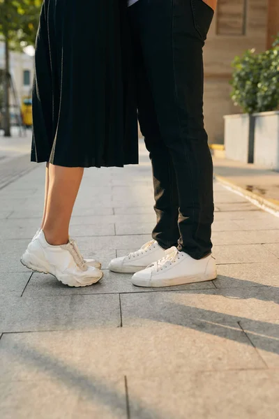 Niñas Para Puntillas Para Besar Hombre Cerca Los Zapatos —  Fotos de Stock