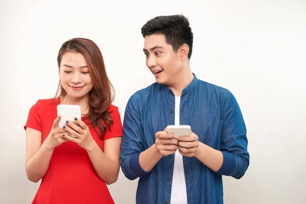 Ázsiai Házaspár Segítségével Szerkentyű Csinos Lány Gépelés Egy Üzenetet Mobiltelefonján — Stock Fotó
