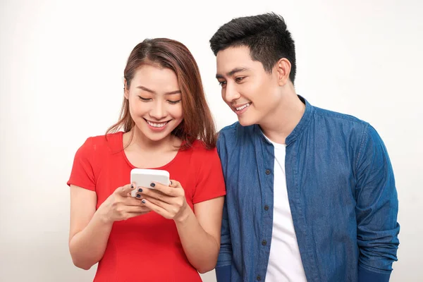 Asiático Casal Usando Celular Inteligente Telefone Mensagem Sorriso Fundo Branco — Fotografia de Stock
