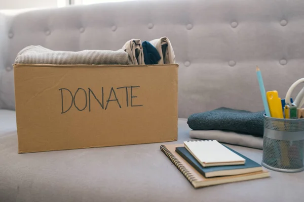 Spendenbox Und Freizeitkleidung Wohnzimmer — Stockfoto