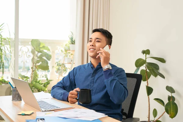 Hombre Negocios Sonriente Sentado Escritorio Trabajo Usando Teclear Ordenador Portátil — Foto de Stock