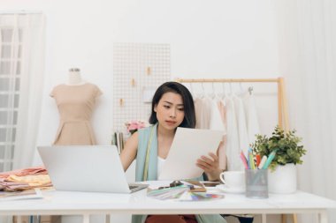 Ofisinde çalışan bir iş kadını / Asyalı moda tasarımcısı