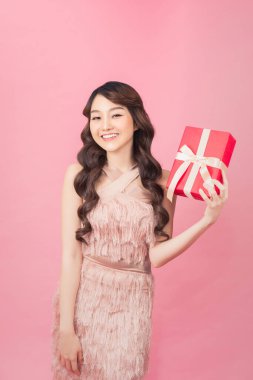 Elinde biege yaylı hediye kutusu olan genç bir kadın heyecanlı ve sürpriz bir bayram hediyesi.