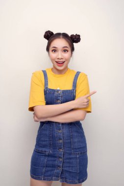 Yakın fotoğraf güzel şaşırtıcı o onu bayan çörekler göstermek doğrudan işaret parmağı boş alan yeni ürün rahat t-shirt kot denim tulum giysiler izole beyaz arka plan giymek göstermek