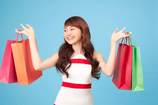 Schöne Junge Asiatische Frau Mit Einkaufstaschen Auf Blauem Hintergrund — Stockfoto