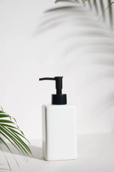 Pusta Biała Butelka Kosmetyczna Liściem Tropikalnym Izolowanym Białym Tle — Zdjęcie stockowe