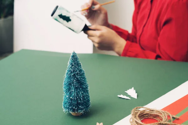 Gros Plan Des Mains Féminines Peignant Papier Sapin Noël Pose — Photo