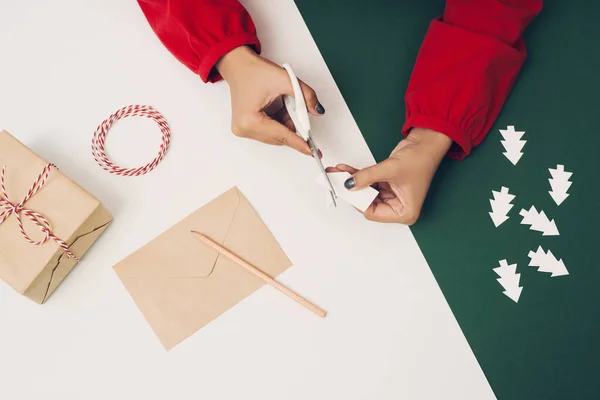 Vrouw Snijden Kerstboom Papier Met Envelopement Kleur Papier Noel Diy — Stockfoto